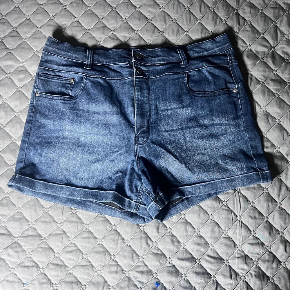 ✨Wallflower Sassy High Rise Denim Shorts Women’s Size 17 Blue Cuffed Stretch